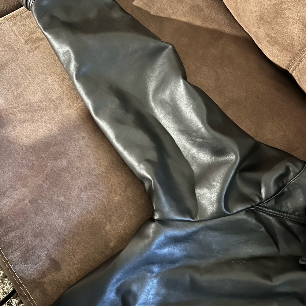 I’m selling a man’s jacket in good condition